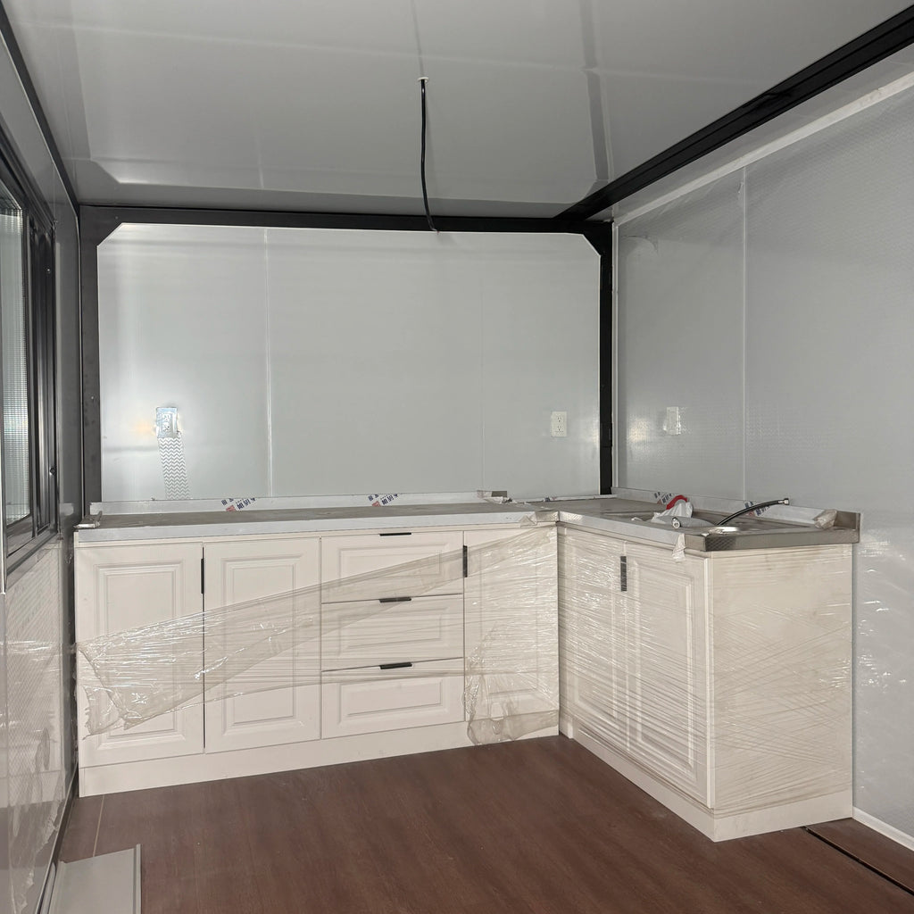 Customized 40ft Luxury Holiday Villa Expandable Container House With 1-4 Bedrooms Prefab Modular Steel Office Building Bathroom