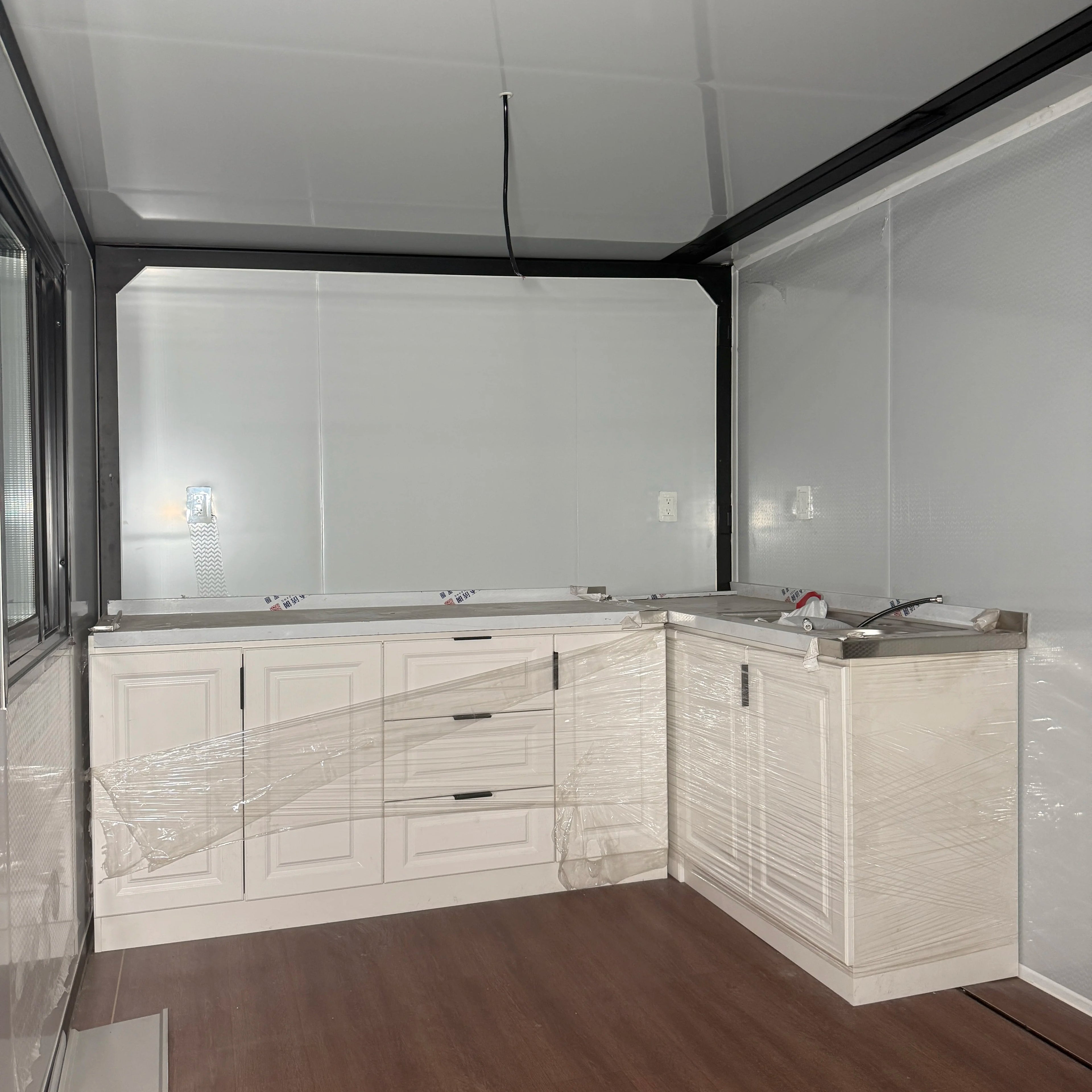 Customized 40ft Luxury Holiday Villa Expandable Container House With 1-4 Bedrooms Prefab Modular Steel Office Building Bathroom