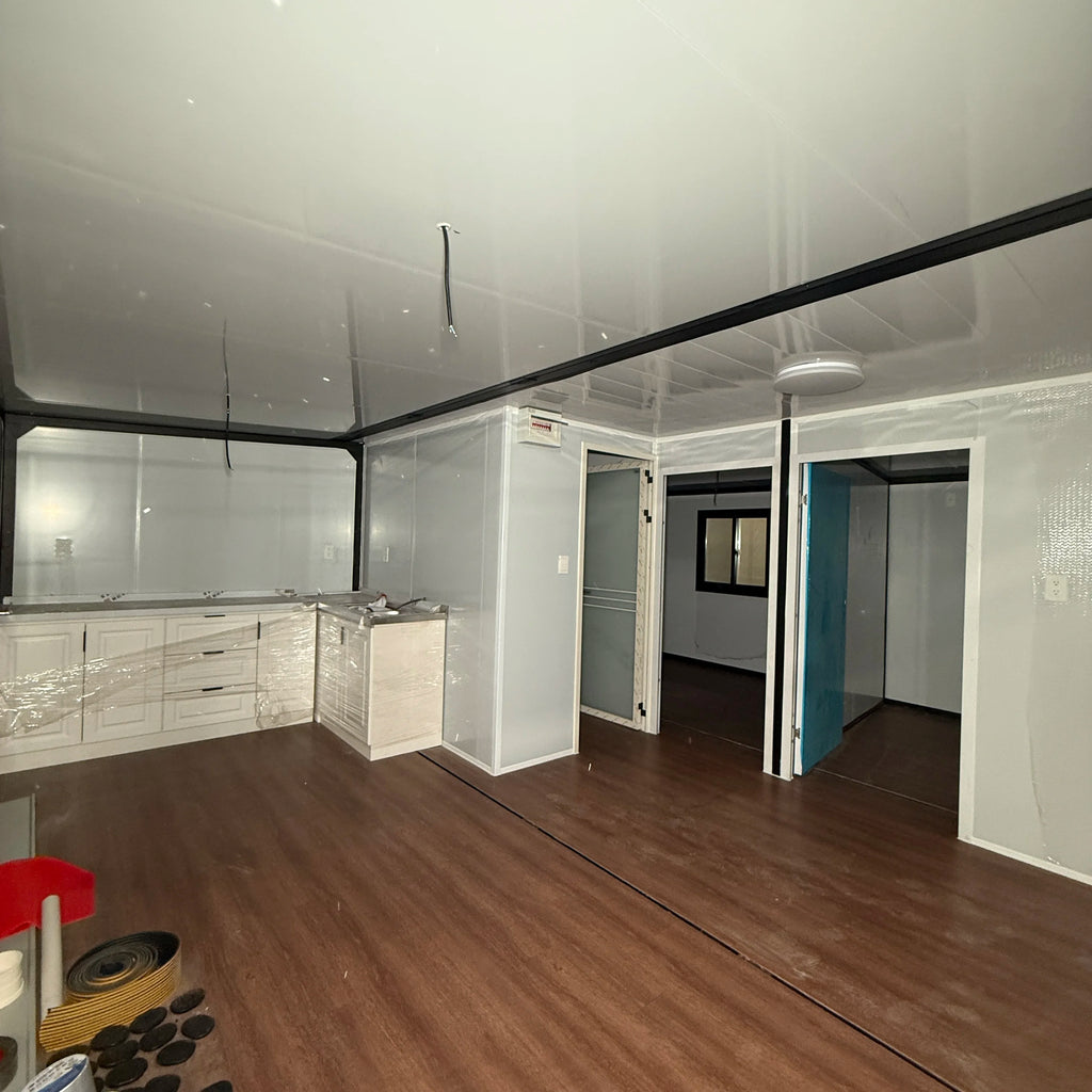 Customized 40ft Luxury Holiday Villa Expandable Container House With 1-4 Bedrooms Prefab Modular Steel Office Building Bathroom