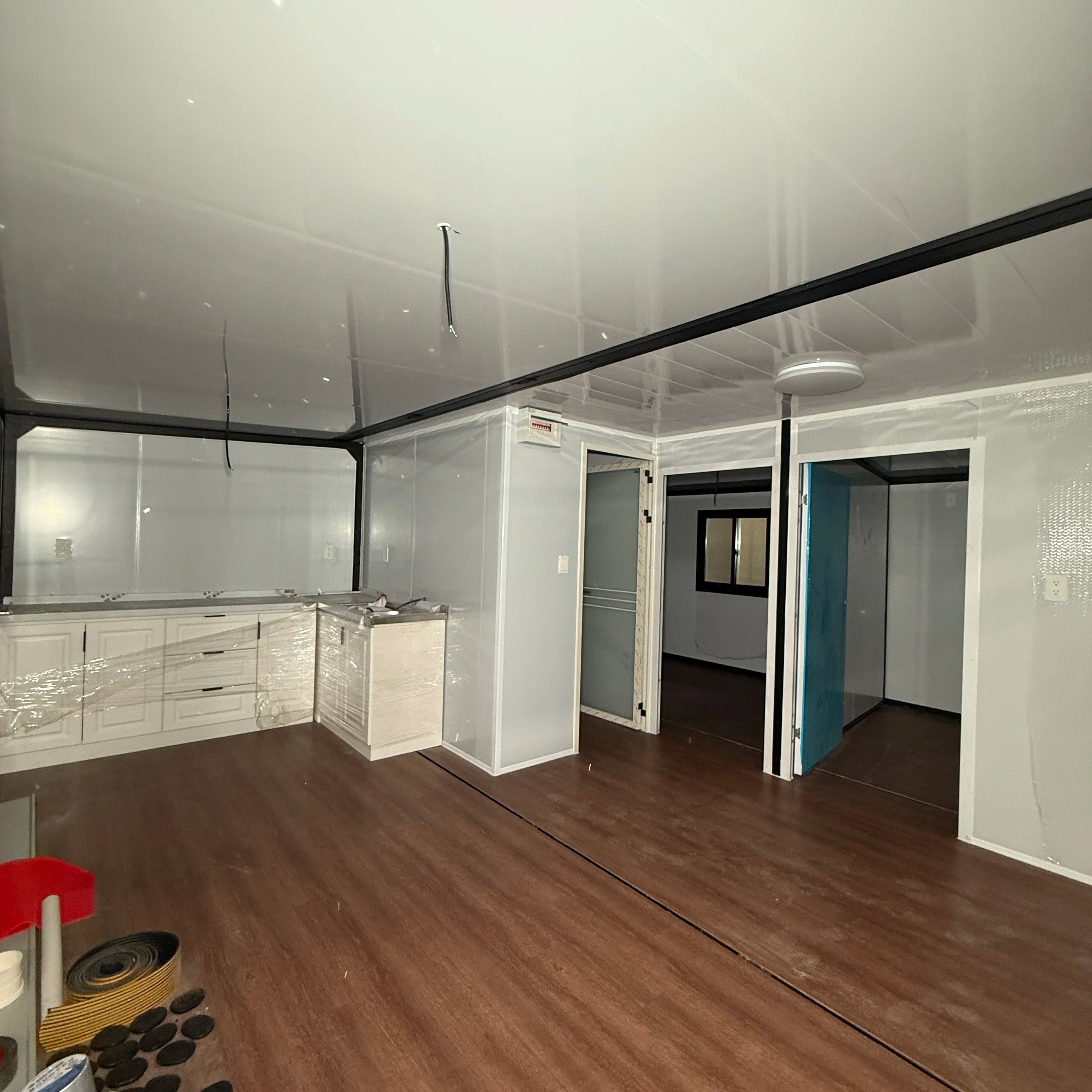 Customized 40ft Luxury Holiday Villa Expandable Container House With 1-4 Bedrooms Prefab Modular Steel Office Building Bathroom